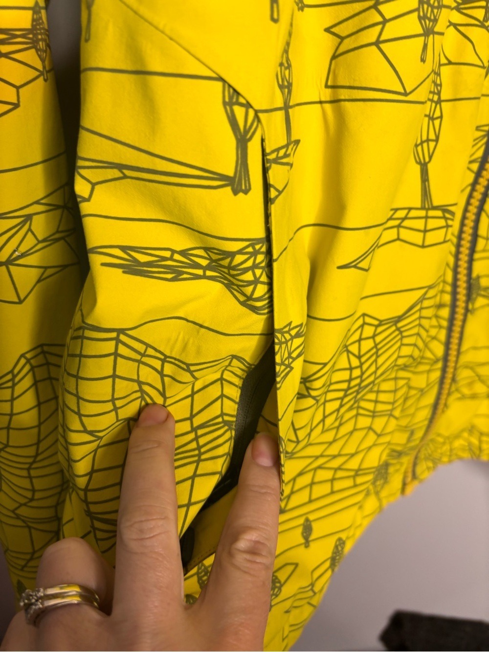 Burton AK 3L Sqwawk Softshell Yellow Printed Jacket, size XXL - Picture 5 of 16